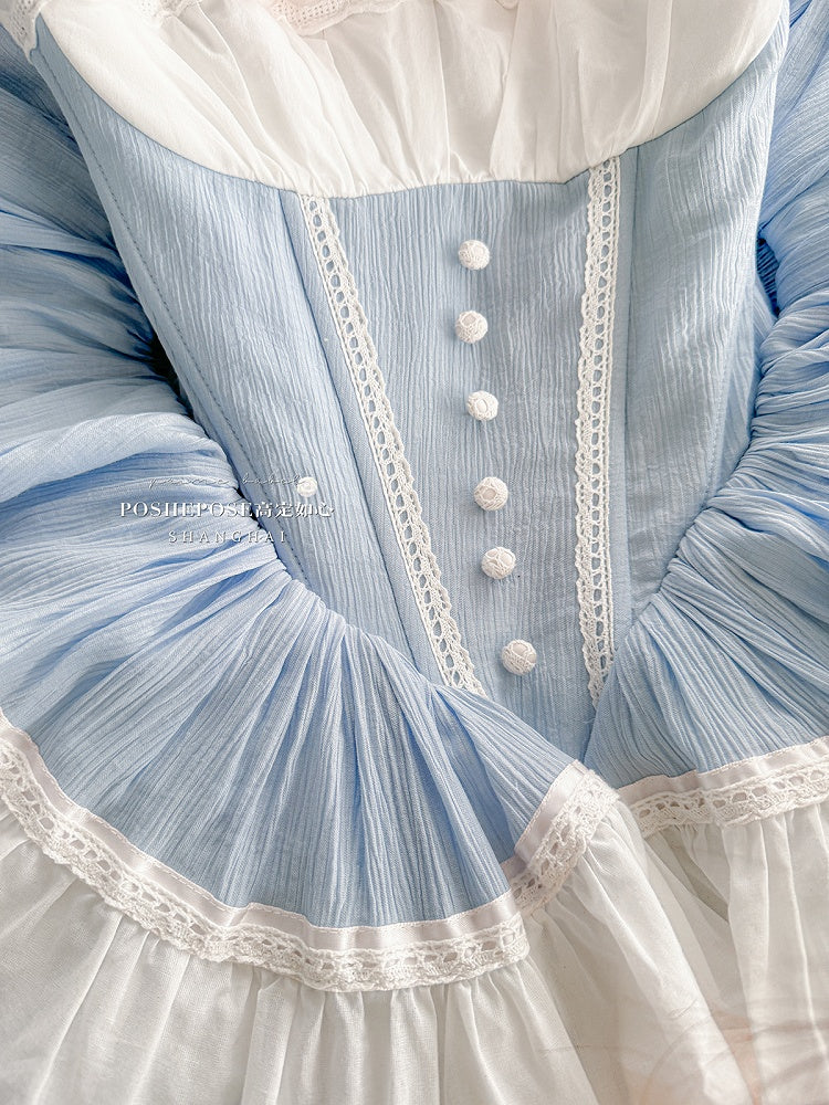 Süße Dienstmädchenschürze in Blau und Rosa + trägerloses Puffkleid mit Baskentaille, gestuftem Rüschensaum