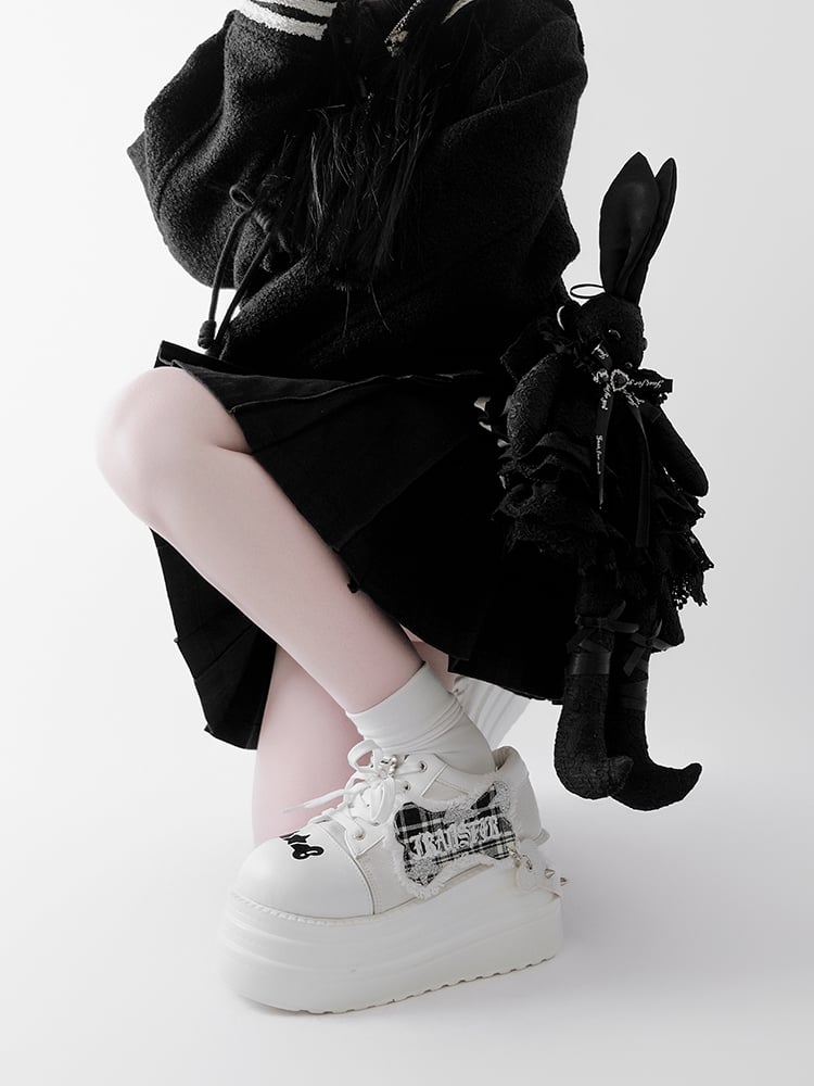 Weiße Plateauschuhe mit Punk-Knochen-Applikation und silberfarbenen Nieten