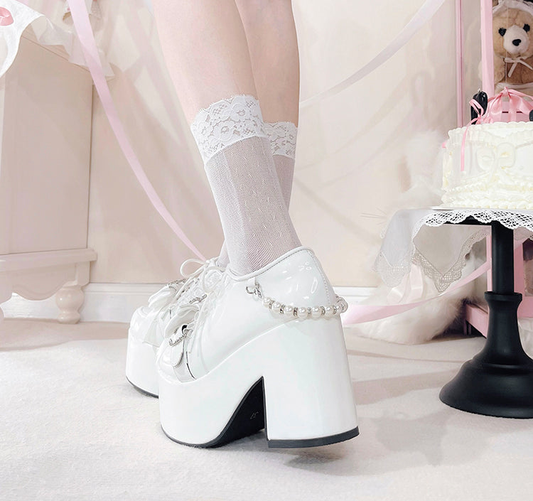 Jirai Kei – Hochhackige Plateau-Pumps mit Spitzenbesatz in Weiß mit Herzschleife und Perlenkette