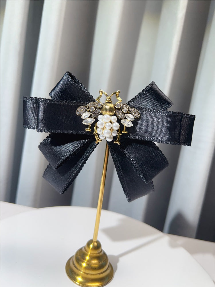 ラインストーンとビーズ付き蜂の蝶ネクタイ