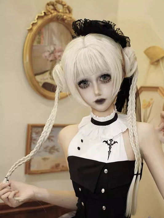 2つの白いポニーテールを編み込み、ウィッグクリップでカットしたクローボブ