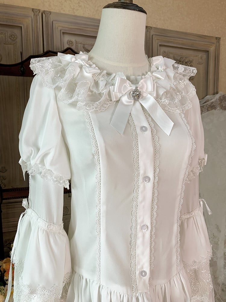 Weiße Bluse mit Glockenärmeln und Schleifenverzierung