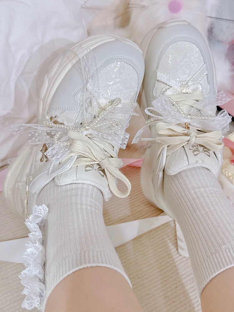 Schnürung vorne mit Schleife und weißen, mit Perlen verzierten Sneakers