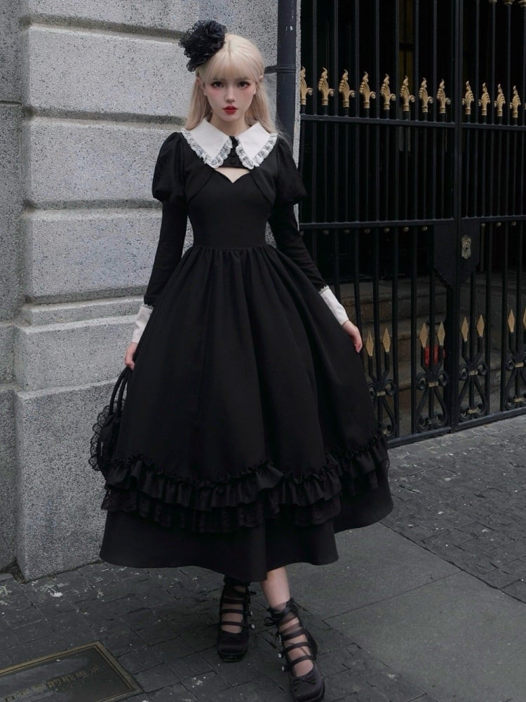 Schwarzes klassisches Lolita-Kleid mit dünnen Schulterträgern und gewelltem Ausschnitt