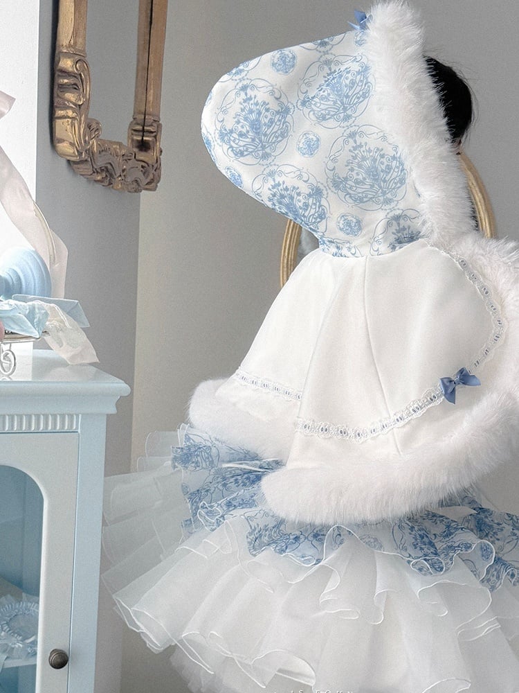 Blau-weißes porzellanfarbenes trägerloses Korsettkleid + Kapuzenumhang mit Plüschbesatz
