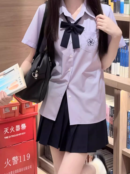 Hemd im Preppy-Stil, lila Sakura-Stickerei