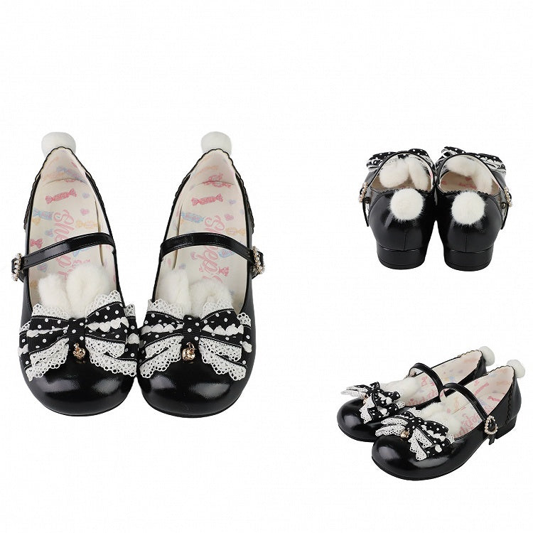 Süße Schleife am schwarzen Mary Jane Top mit Lolita-Schuhen