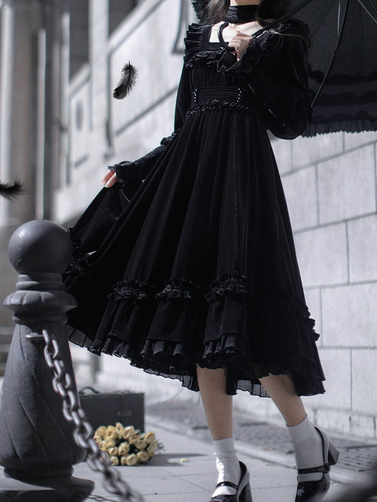 Quadratisches Kleid Samt Schwarz Eleganter Ausschnitt