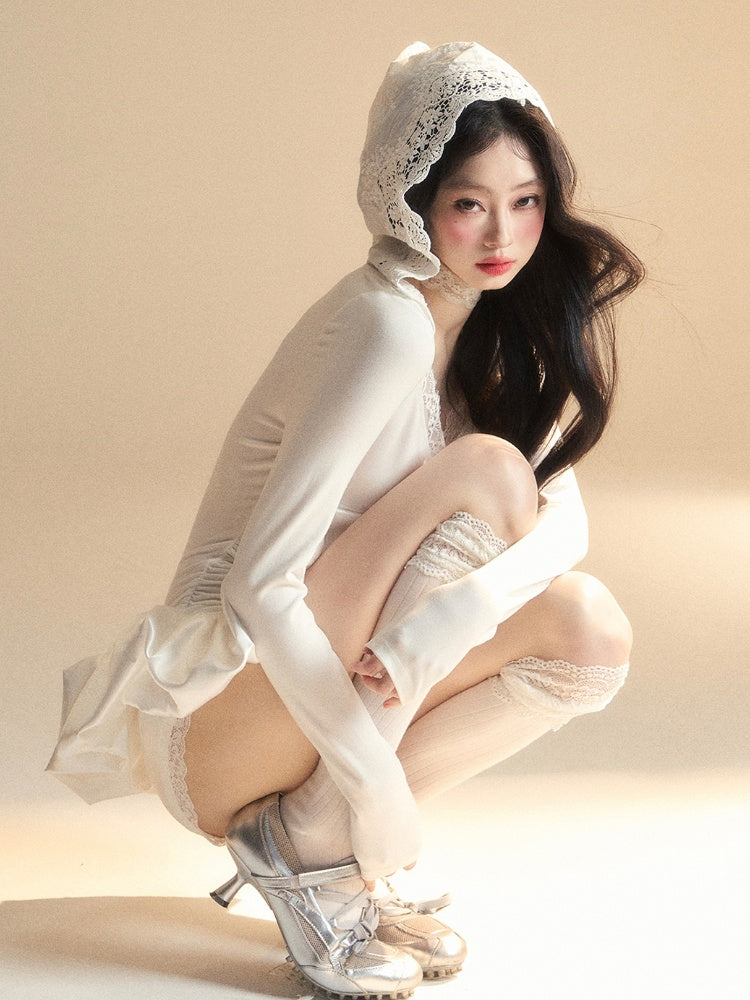 花柄のアクセントが入ったレーススカートのミニバブルトリムのホワイトVネックドレス。フード付きで華やか。