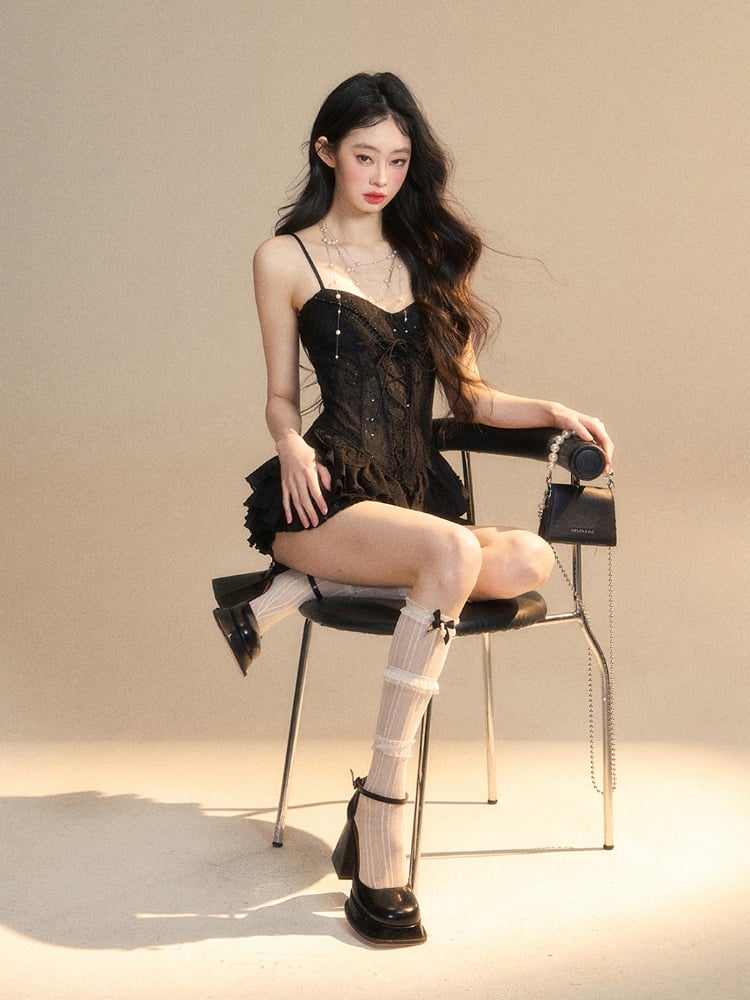 フロントにレースアップディテールが施されたふわふわのティアードドレス、ブラックのキャミミニスカート