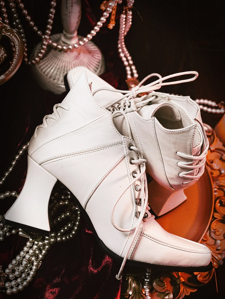 Weiße Stiefel in Weinglasform mit Schnürung und Gothic-Schnürung vorne