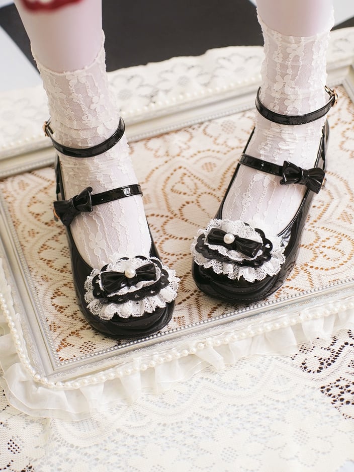 Lolita Schuhe mit Spitzenbesatz, Schleife und Herzschnallen, schwarzes Oberteil, rund