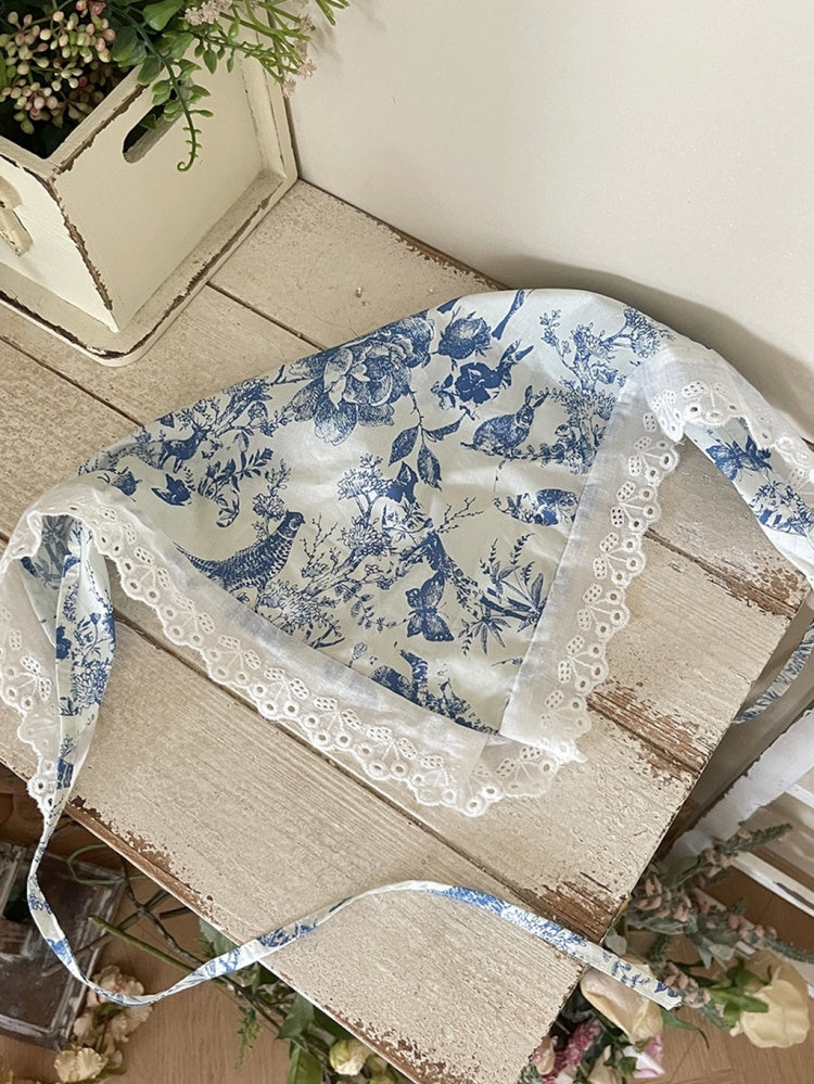 Dreieckiger Schal mit gewelltem Ösenbesatz und Blumenmuster