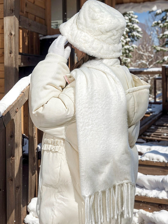 Weißer Strickschal mit Fransensaum