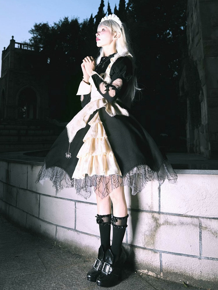 Schwarzes Lolita-Kleid mit geschwungenem Spinnennetz-Saum und beiger Schürze