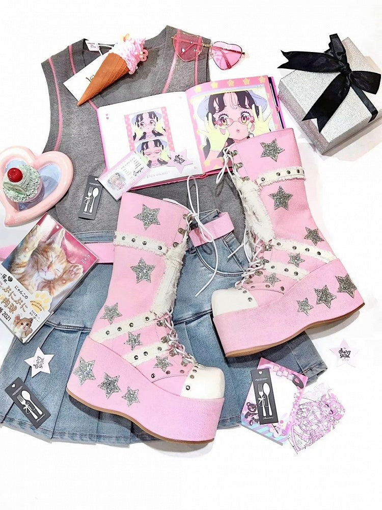 mit wadenlangen, sternförmigen Applikationen im Schnürstil, rosa, klobige, glänzende Gyaru-Plateaustiefel