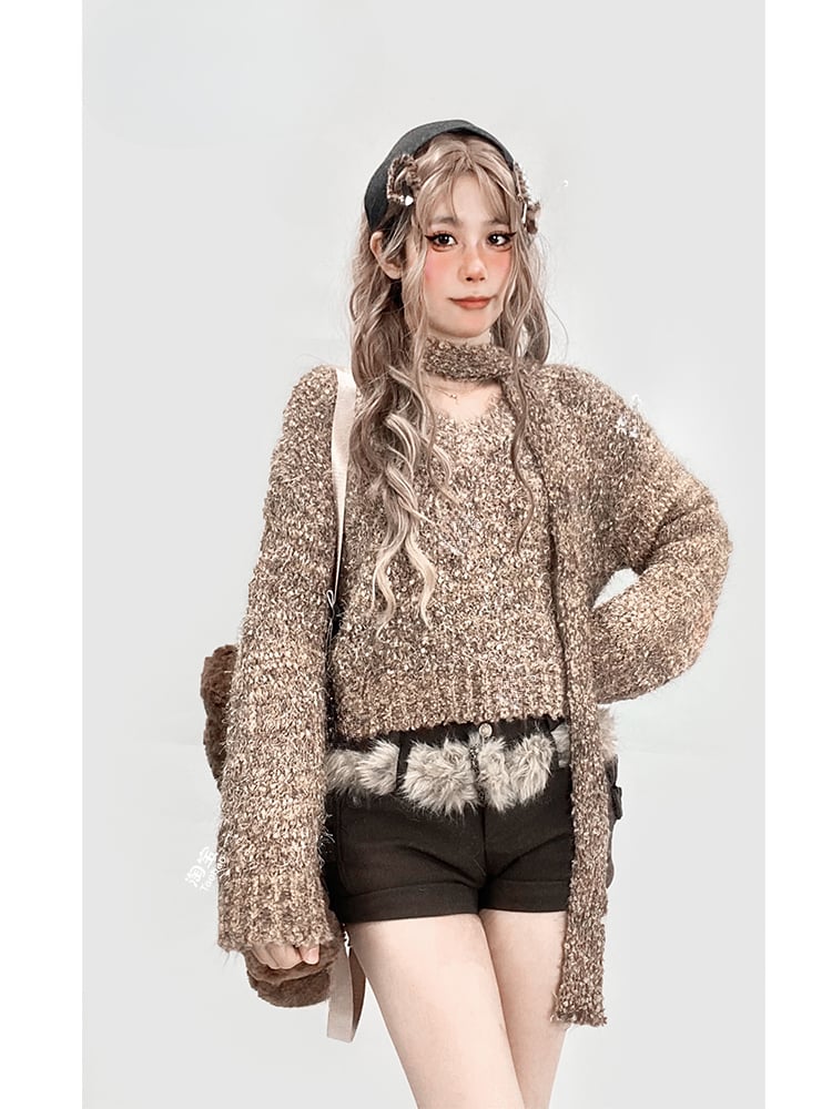 Khakifarbener Pullover mit V-Ausschnitt und Schal