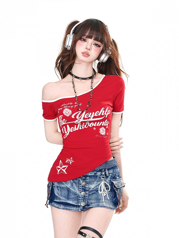 T-shirt glamour noir/rouge à encolure et ourlet asymétriques avec imprimé lettres