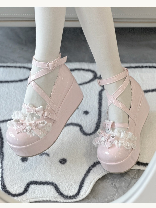 Lolita mit runder Herzschnalle, Zehenpartie aus Leder im Rosa PU-Plateau-Stil -