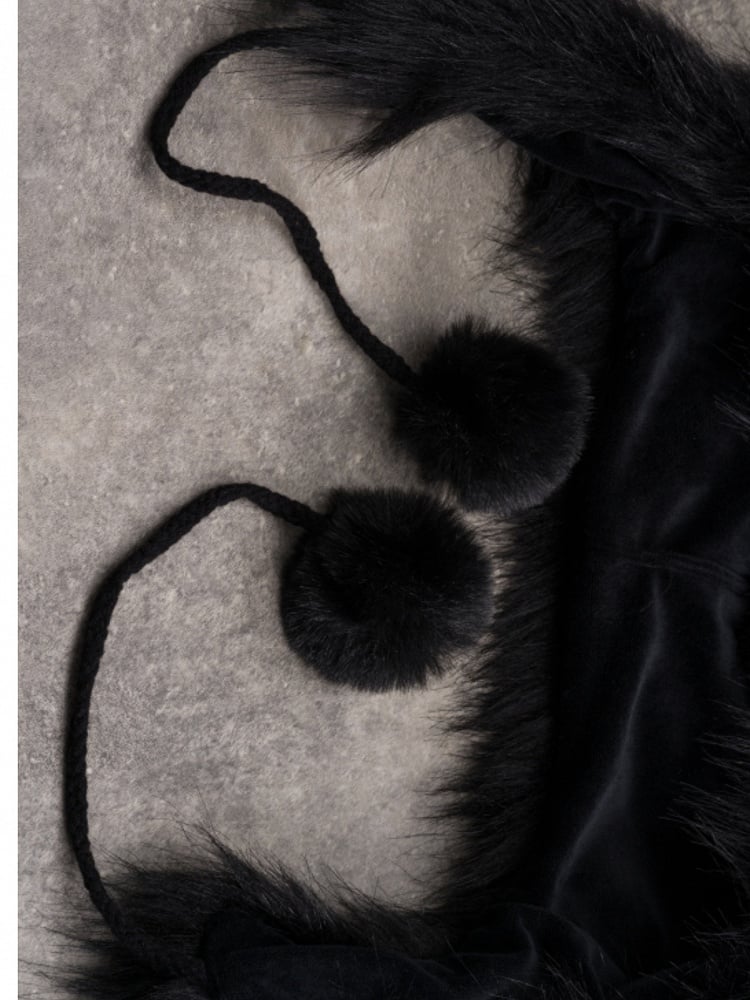 Pin mit Katzenknochen-Pompon-Applikation, Plüschohrhut, verziert mit Charms, schwarzes Skelett, Gothic