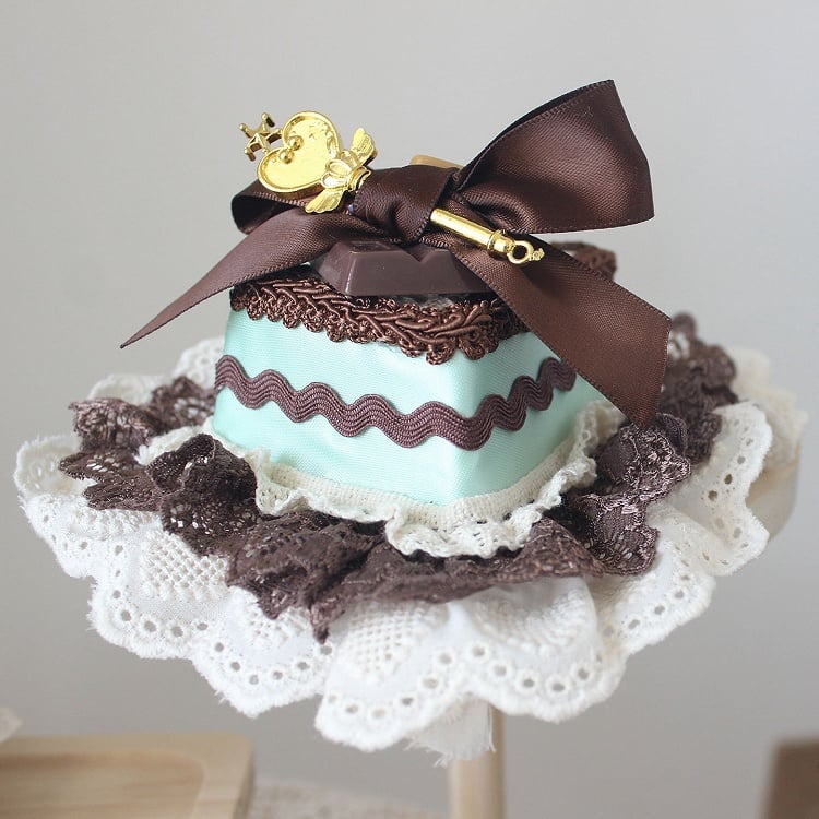 Löffelkuchenhut mit Spitze und Schleife, Mini- und verzierter Borte, Grünbraun, Schokolade