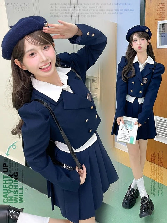 ネイビーブルーのノッチカラー、ゴールドトーンボタンのJKクロップドブレザー