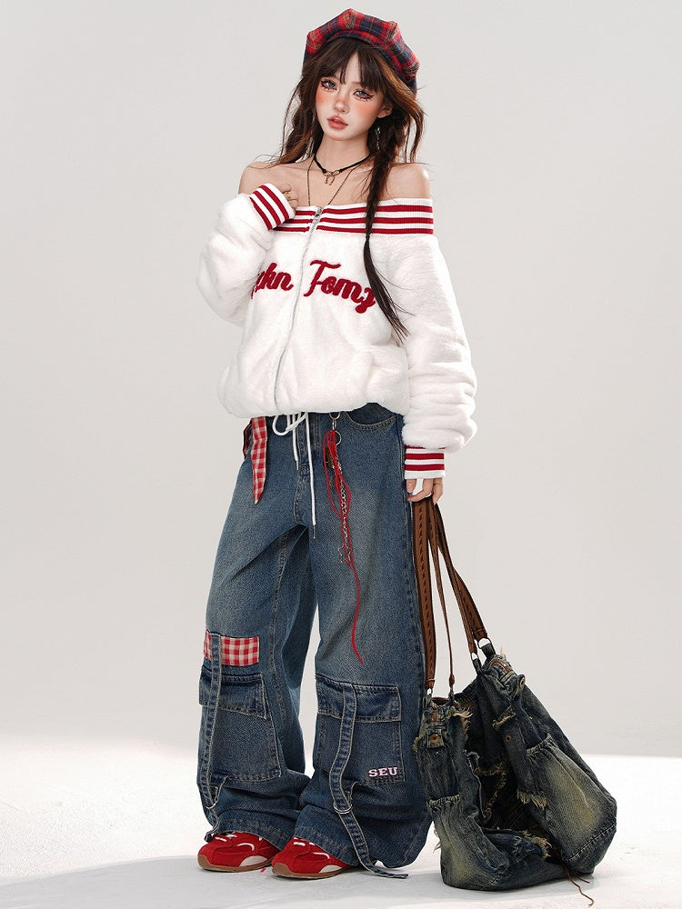 Blaue Jeans mit weitem Bein und abnehmbarer karierter Schleife und Cargotaschen