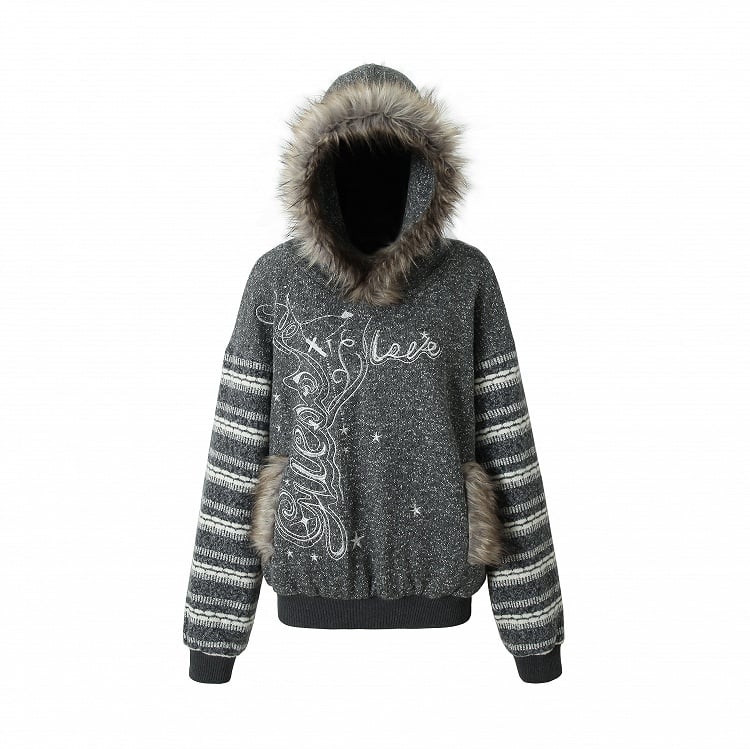 Schwarz-weißer Kapuzenpullover mit Plüschbesatz und gestreiften Ärmeln