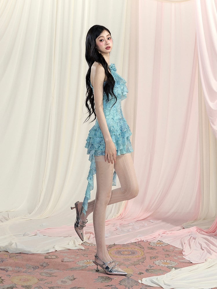 ブルーグリーンのアシンメトリーなフリル裾のティアードバックレスプロムドレススカートミニホルターネック