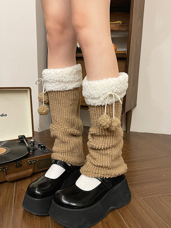 Süße Beinwärmer mit Pompons in Khaki und Braun