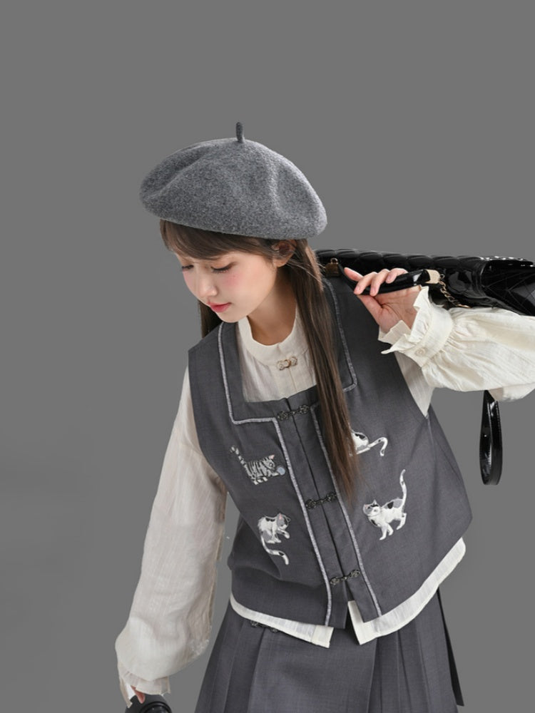 袖口にセルフタイストラップが付いた白いチャイナドレス風シャツ