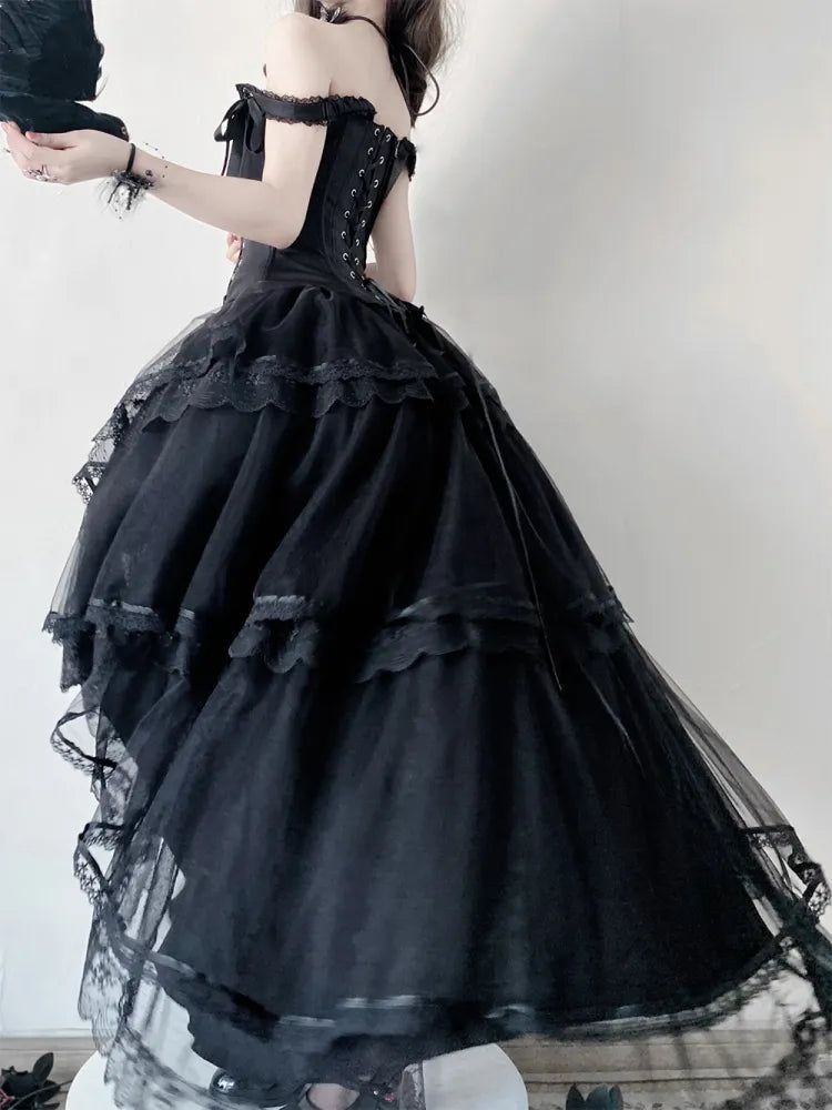 Schwarzes Korsett-Oberteil mit Schnürdetails und Stäbchen + Lolita-Rock mit mehreren Lagen und hohem Bund