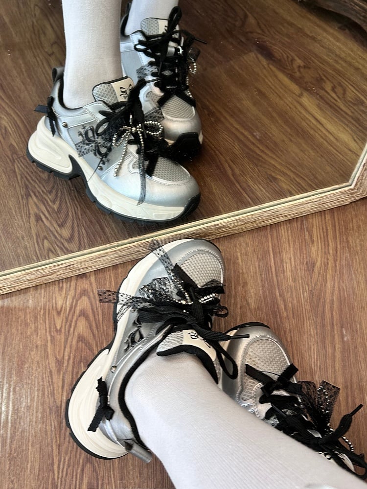 Schnürschuhe mit Perlenbesatz vorne, schwarze Schleife, Schnürung, verzierte Details