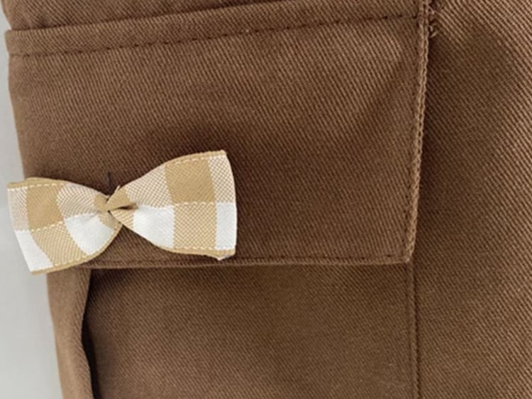 ブラウンのカーゴポケット付き蝶結びディテールのオーバーオールショーツ