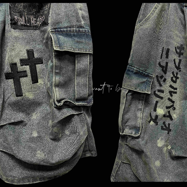 Leichte, weit geschnittene Jeans mit Applikationen im Punk-Stil in Blau mit Used-Look