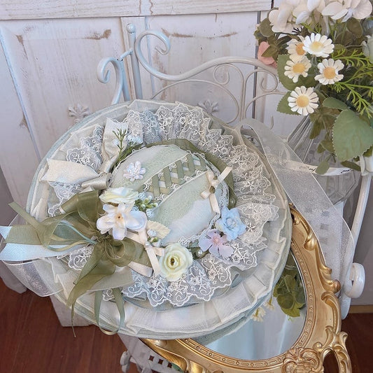 花柄と緑のリボンで飾られた帽子