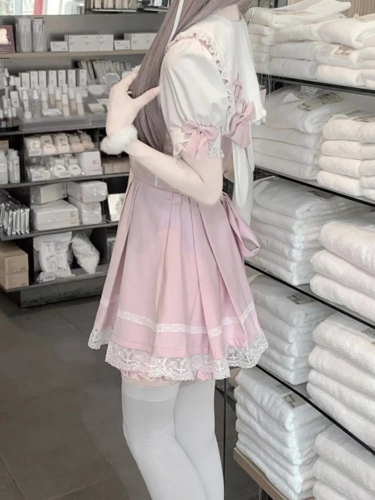 うさぎ耳、セーラーカラードレス、フリルトリム、ショートパンツ、蝶ネクタイ