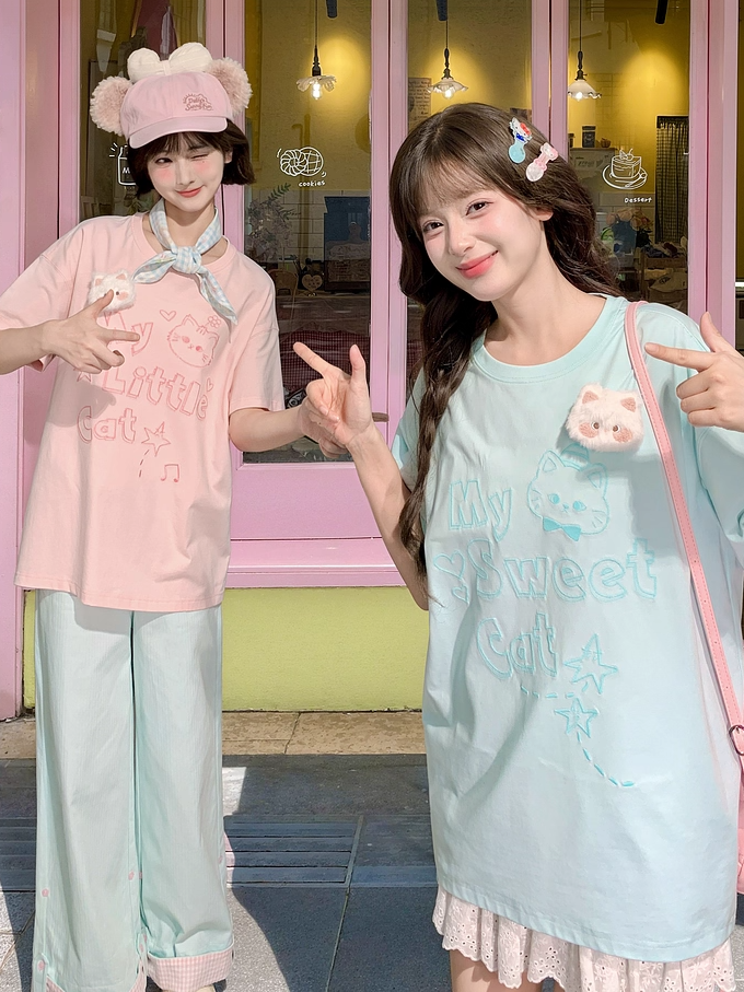 Blaues, rosa/mintfarbenes Plüsch-T-Shirt mit Rundhalsausschnitt und Kätzchen-Print. Loses Kätzchen