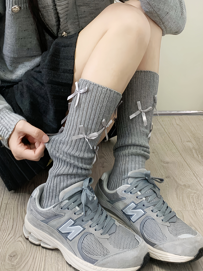 Weiße süße Wadensocken mit Schleife