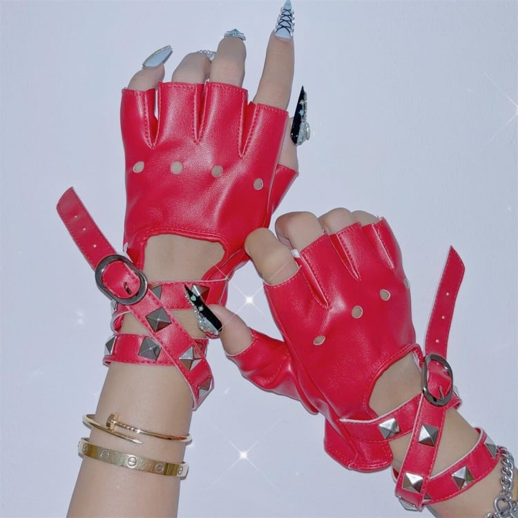 PU-Halbfingerhandschuhe mit Punk-Nieten und überkreuzten Riemen