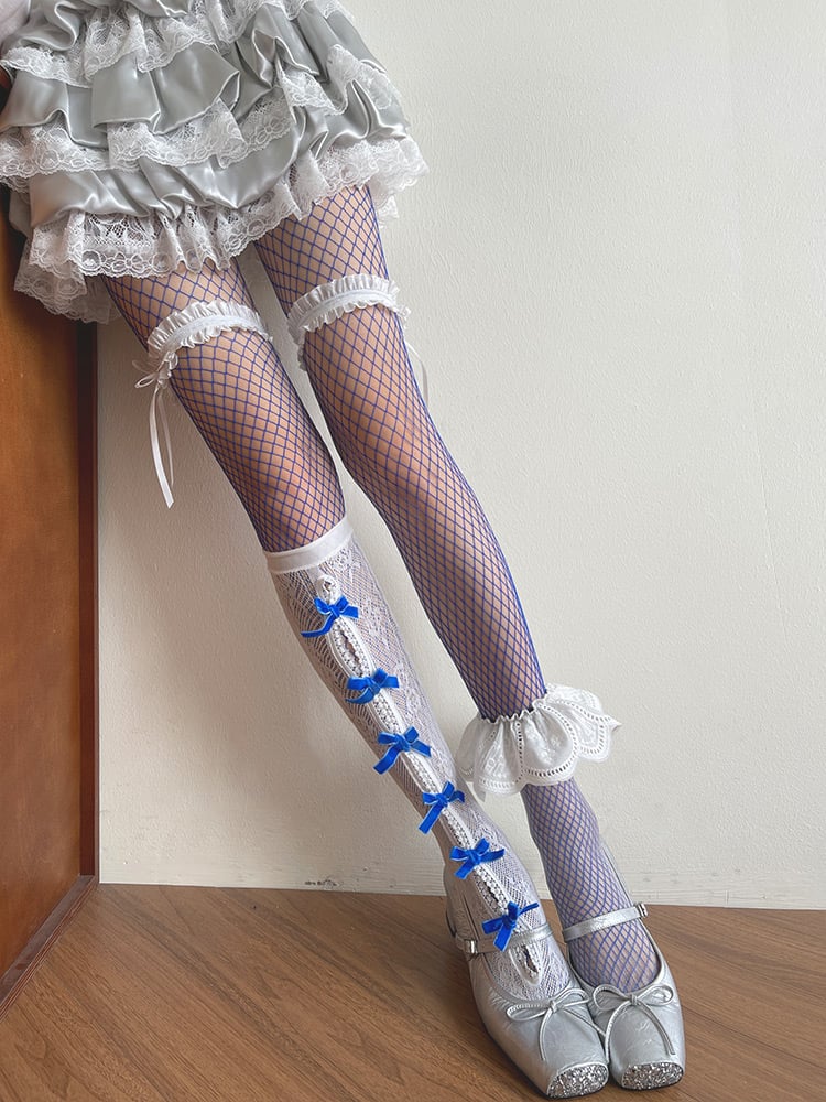 Besatzsocken/Strümpfe aus Tüll mit floralem Cut-out und Schleife und gemusterter Strumpfhose/Weiße Spitze unter dem Knie, blaues Netz
