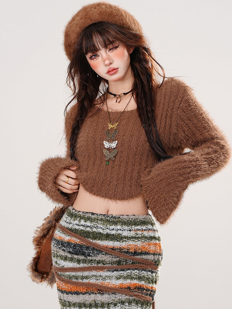 Braunes Set aus kurzem Pullover mit Rundhalsausschnitt, Pompom-Details und gestreiftem Strick-Bodycon-Rock