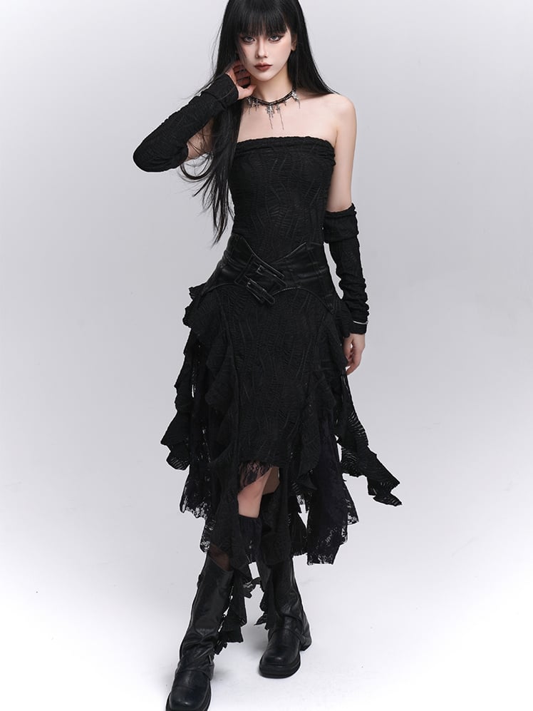 Asymmetrisches trägerloses Kleid mit schwarzen, frei fallenden Rüschen