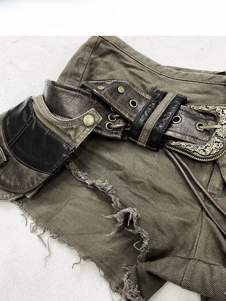 und Shorts mit niedriger Taille und ausgefranstem grünen Gürtel und Armee-Manschetten