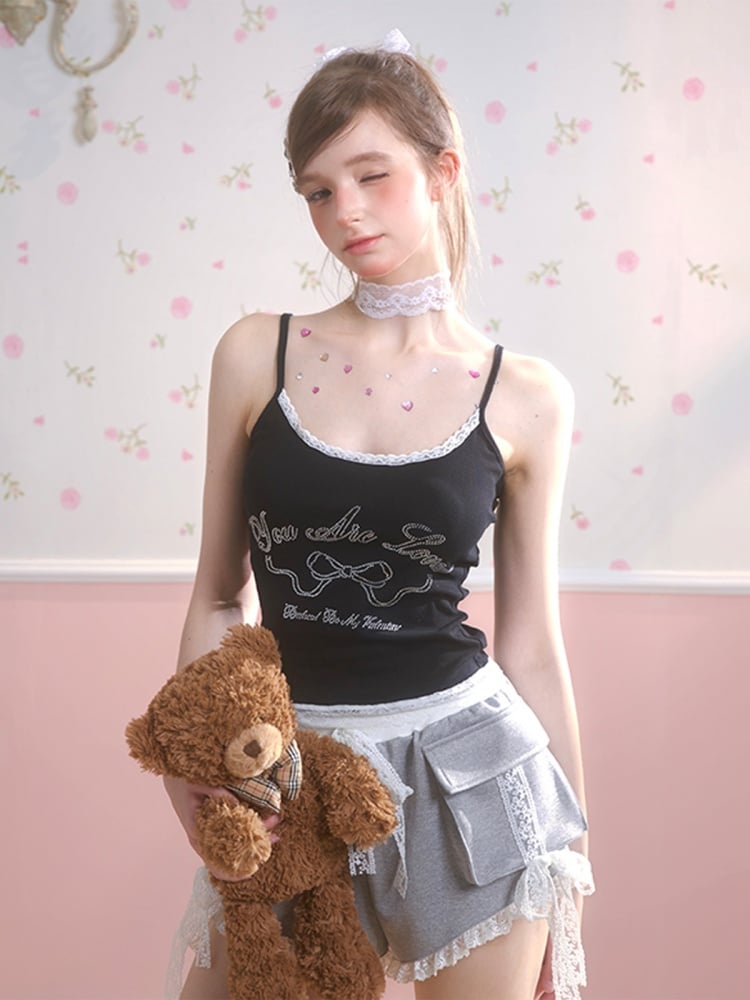 Schwarzes Camisole-Top mit Schleifenmuster und Spitzenbesatz
