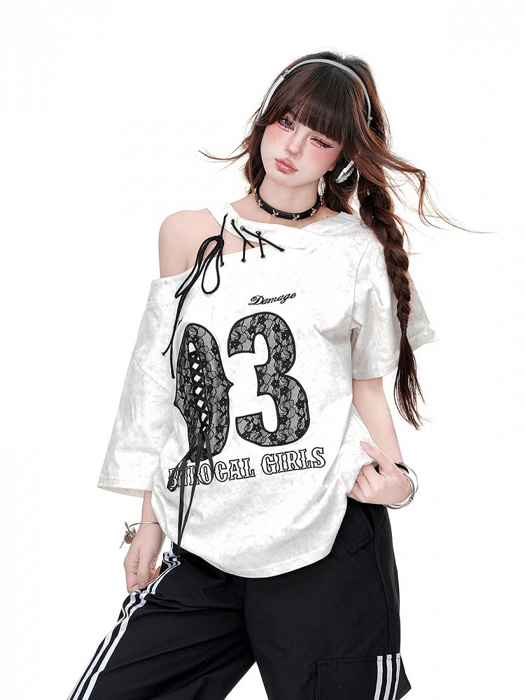 Schwarz/weißes T-Shirt mit Cut-Out-Schulter und Buchstaben-Schnürung an der Schulter