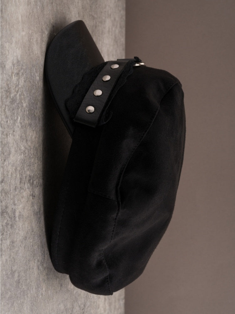 Herzhut, Gothic-Spitzenbesatz, schwarze Baskenmütze, Nietenring