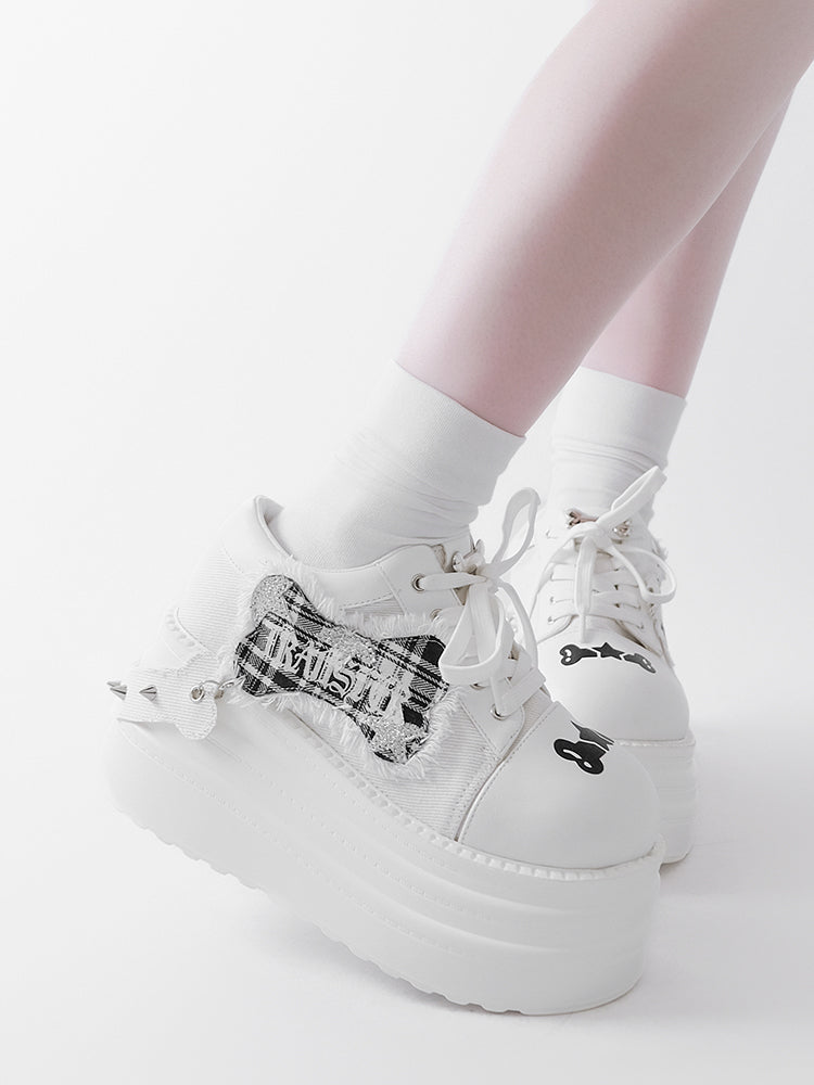 Weiße Plateauschuhe mit Punk-Knochen-Applikation und silberfarbenen Nieten