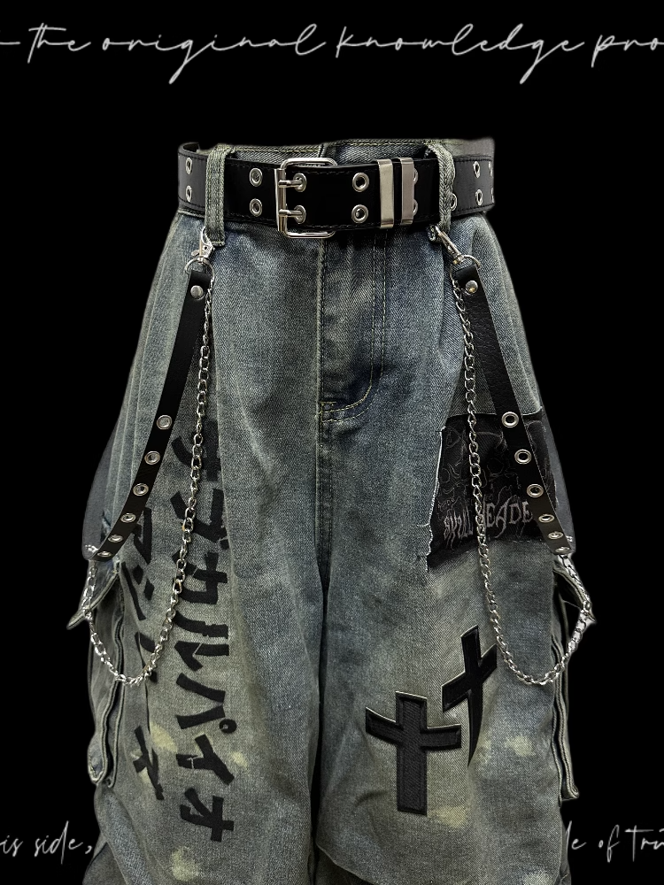 Leichte, weit geschnittene Jeans mit Applikationen im Punk-Stil in Blau mit Used-Look