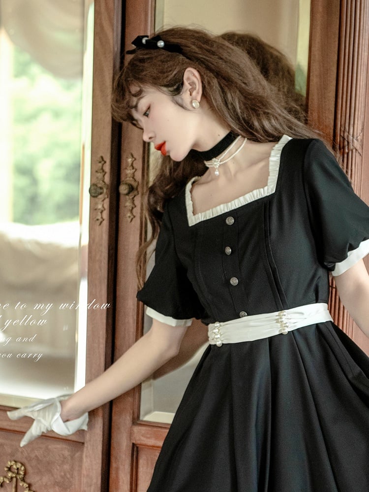 Schwarzes Puffkleid mit elegantem Ausschnitt und Ärmeln